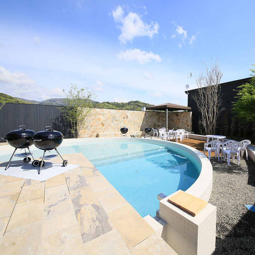 夏はプールサイドのterraceでBBQ