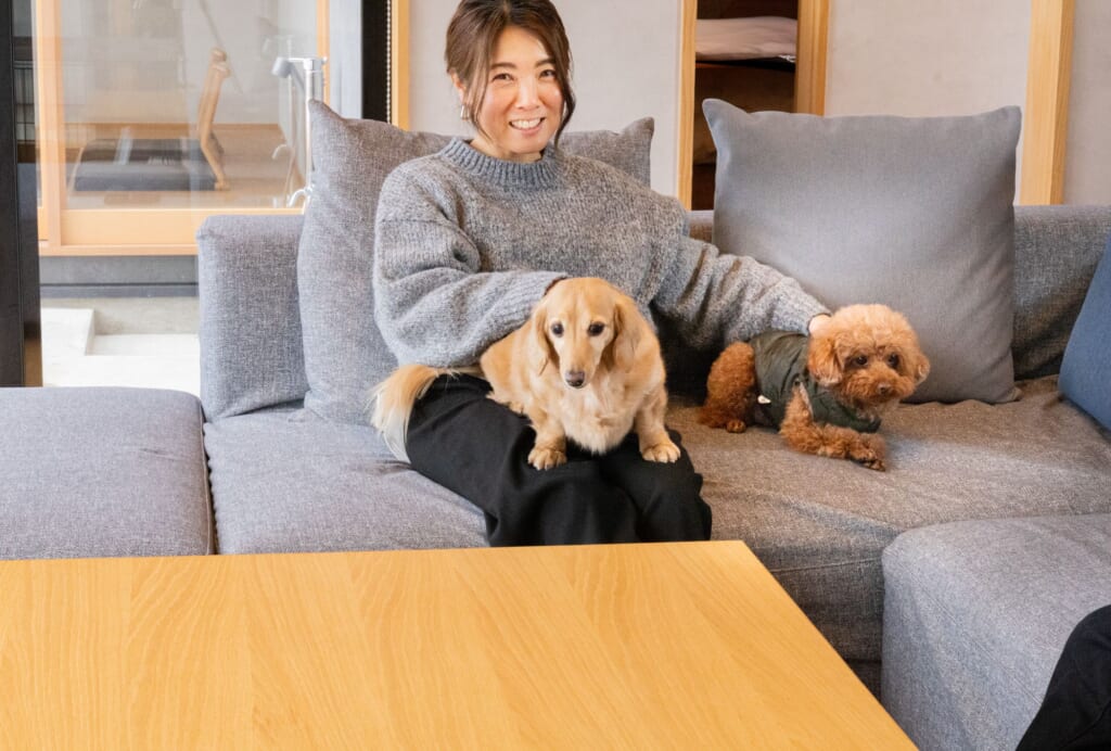 グランデドギーズリゾート京都天橋立の客室で2頭の愛犬とくつろぐ様子