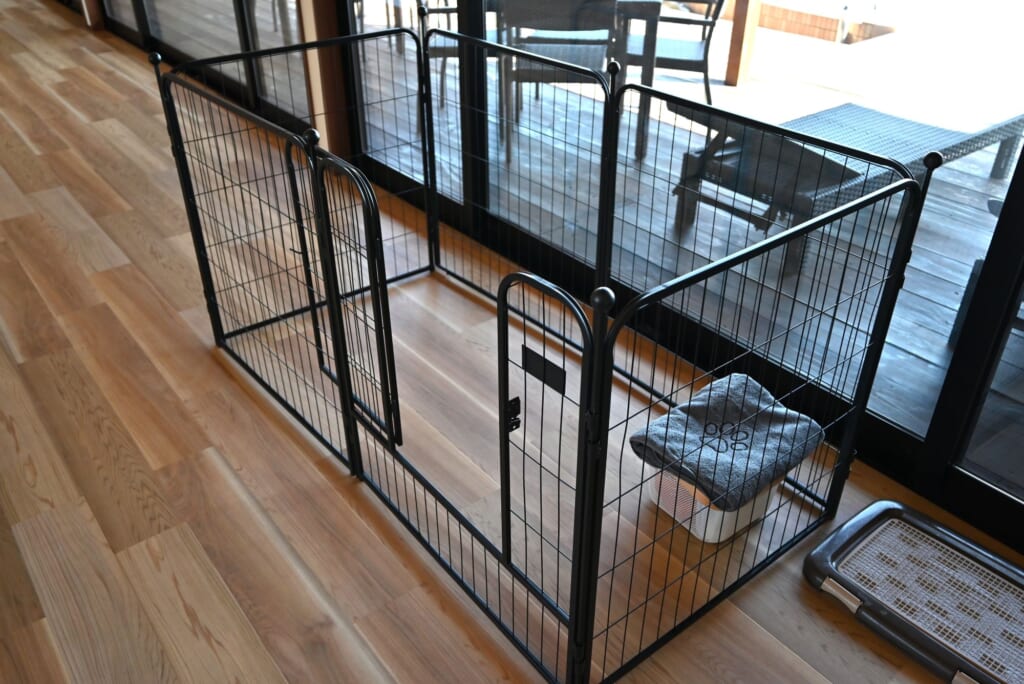 プレミアムドッグリゾートヴィラマキノの客室に用意された犬用ケージとペットベッド