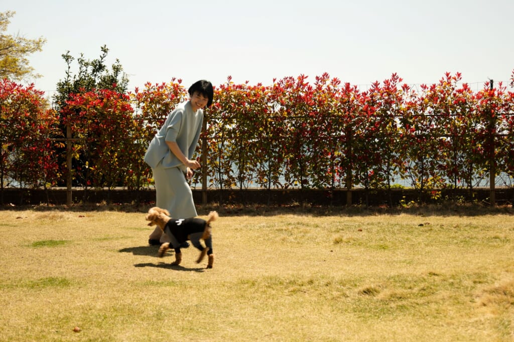 プレミアムドッグリゾート ヴィラマキノの専用ドッグランを走る愛犬