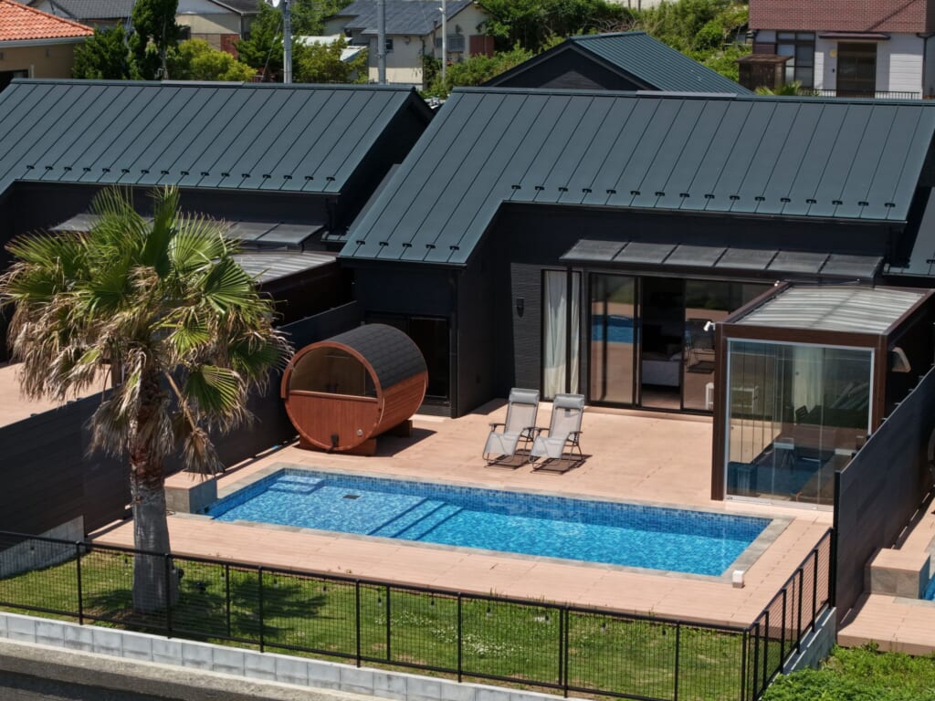 Private Ocean Villa 藍水の一棟貸切ヴィラ外観とプライベートプール（千葉・鴨川）