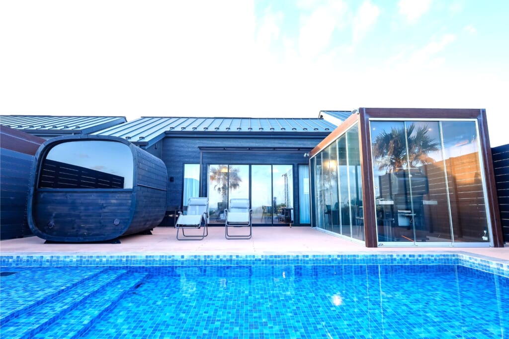 Private Ocean Villa 藍水 -ransui- のプライベートプールとサウナ棟が並ぶヴィラ外観