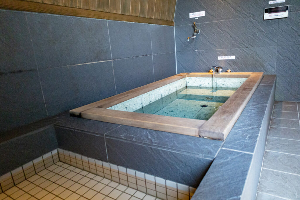 ドッグランヴィラⅡの客室にある自家源泉「銀温泉」の内風呂